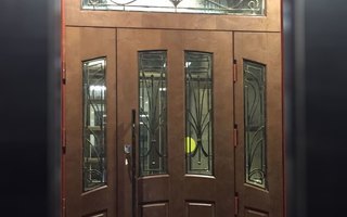 входная двустворчатая дверь в офис с боковой вставкой, модель ДОФ-26 с ковкой и стеклом, внешний вид