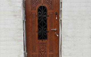 входная дверь со стеклом, фото с места монтажа