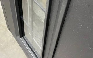 дверь входная со стеклопакетом и кованой решеткой, отделка порошковое покрытие и МДФ