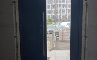 стальная двустворчатая дверь со стеклом