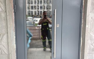 двустворчатая дверь со стеклопакетом и полимерно-порошковым покрытием