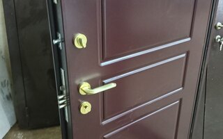 стальная дверь в квартиру с порошковым покрытием снаружи