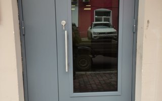 двухстворчатая дверь в подъезд со стеклом и одним замком