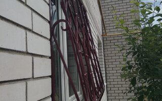 дутая кованая решетка для кирпичного дома