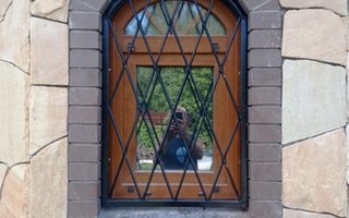кованная решетка для окна арочного типа